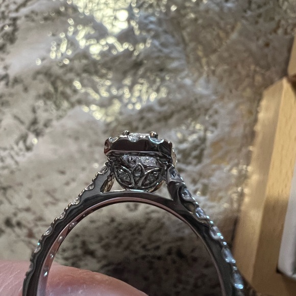 14KT Gold Ring - Picture 7 of 8